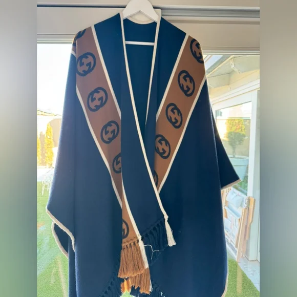 GUCCI Reversible Interlocking GG Cape - Picture 4 of 8